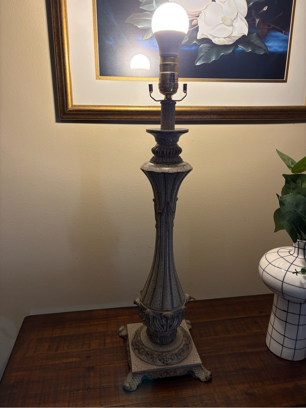 🔥🔥🔥Vintage Table Lamp Featuring Ornate, Distressed Base - Picture 7 of 11